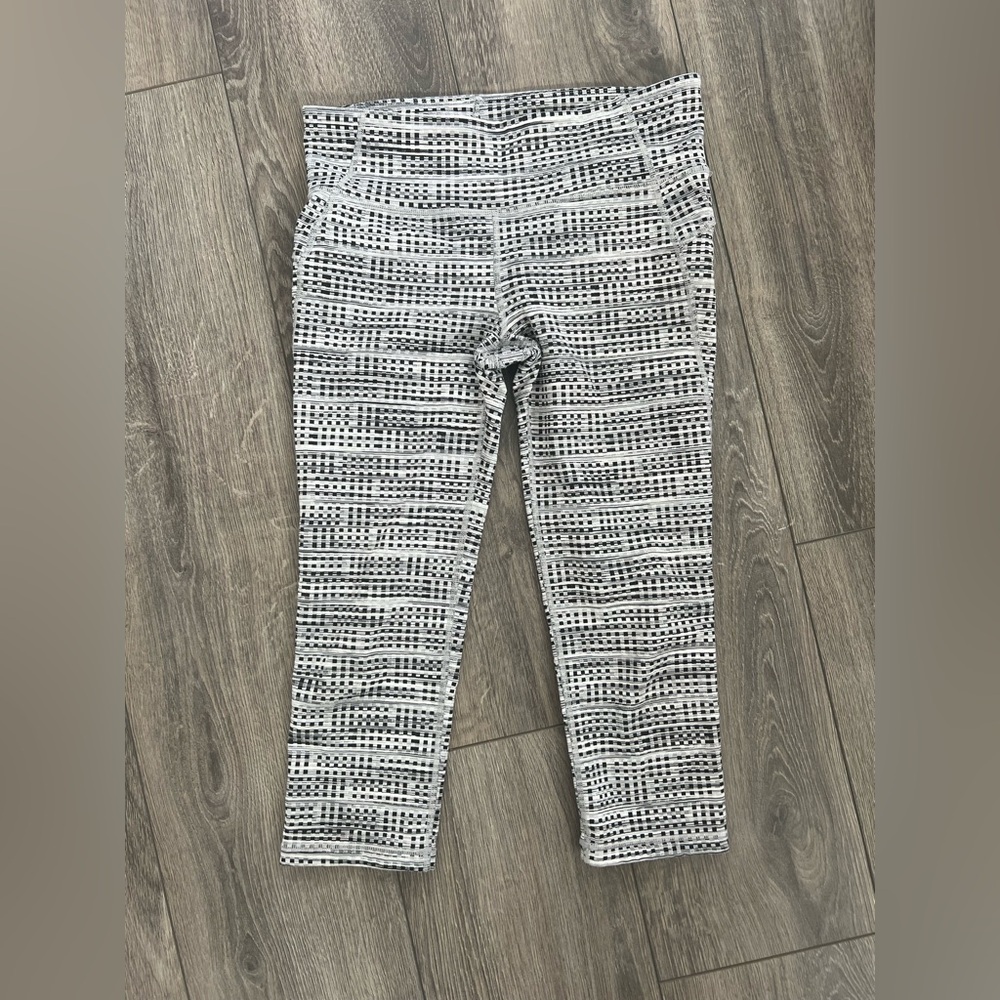 GAP Fit Black and White Stripped Crop Capri Leggings